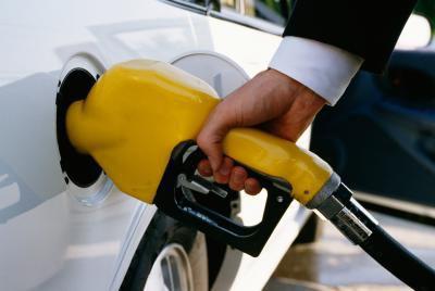 Ia berbau di dalam kereta. Bau petrol dalam kereta: punca utama 