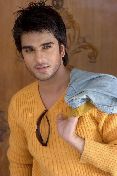 Шұлықтағы қара қыз куннилингус береді