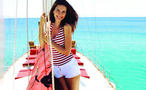 Орындықта бір қыз сиқырланып жатыр