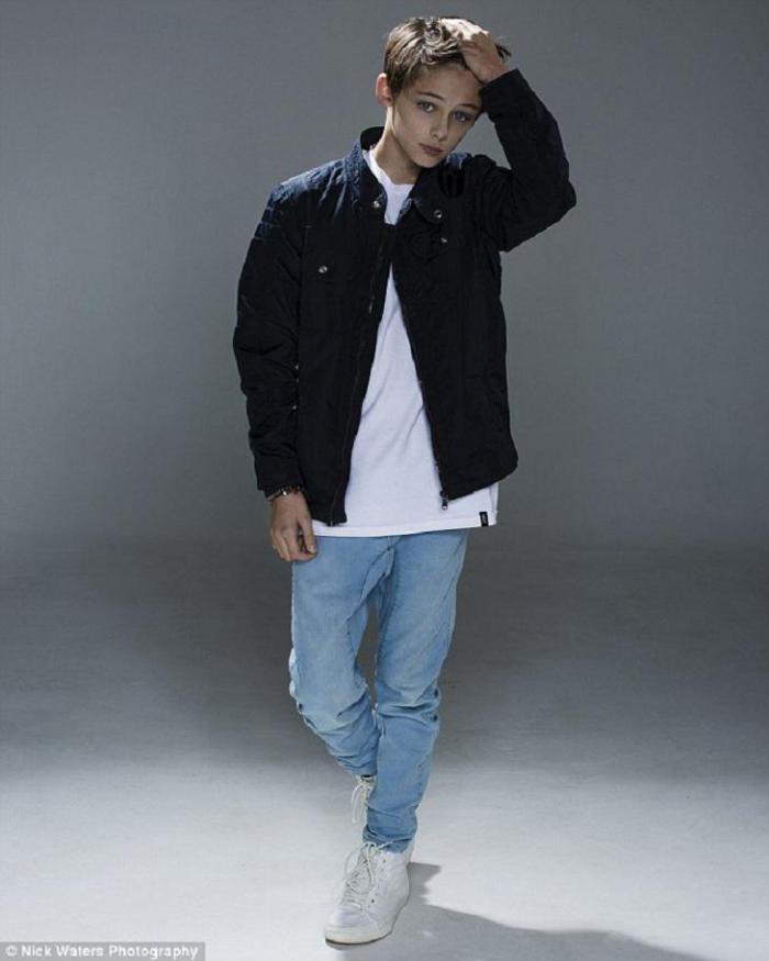 Керемет есек менің бетіме отырды және шырын шығарды