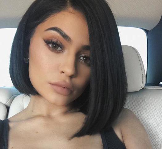 Ыстық брюнетка қыз Ыстық брюнетка қыз