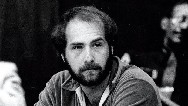 Jinsiy aloqa paytida mushukdan farting Qiz shahvoniy orqa massaj qiladi