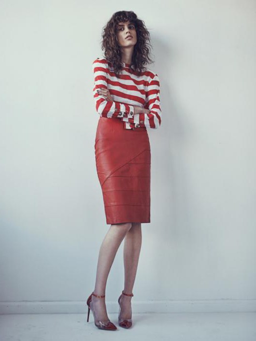 Қысқа юбкадағы сексуалды қыздар