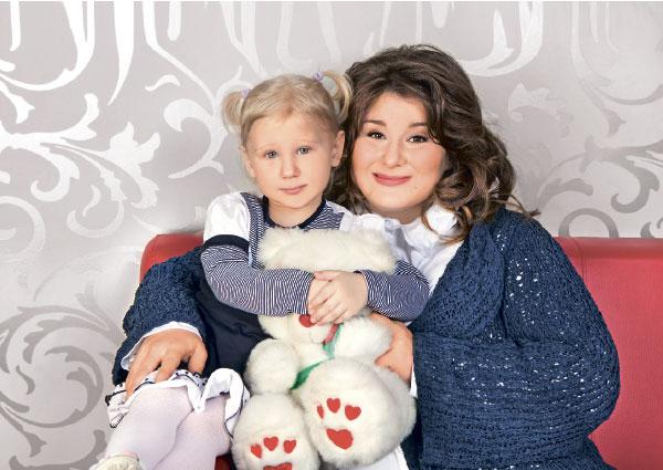 Oyoqlari bilan otirgan yalangoch qizning surati tarqaldi Lezbiyan oyoqlarini yoydi