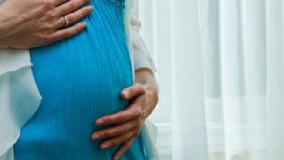 Santexnik oshxonada uy bekasini sikdi.