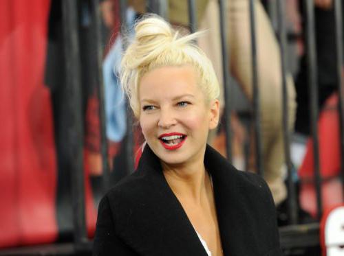 Трусики мен шұлық киген жалаңаш әйел фотосы