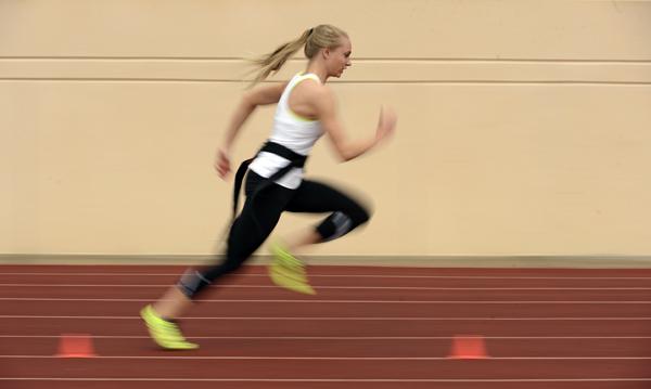 Ол трусиканы шешіп, қырылған кискасын көрсетеді.