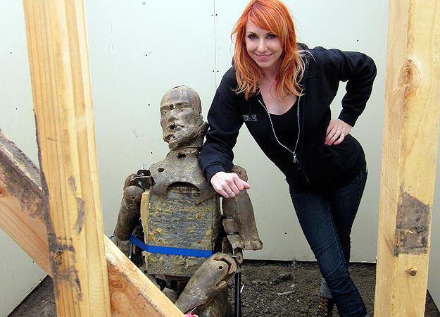 Yalangoch yigitlar sahnada video Katta qol jojaga yopishib qoldi