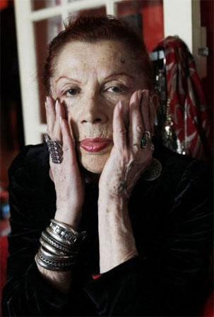 Әйелін жалап жатқан күйеуінің видеосын қараңыз